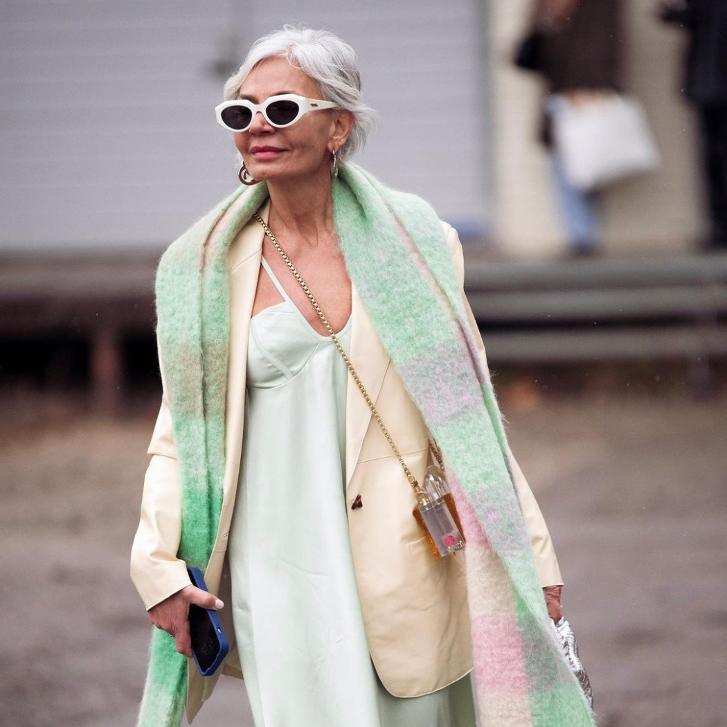 Sukienki na wesele dla 50-latki na zimę 2023. Te kreacje to klasa sama w sobie